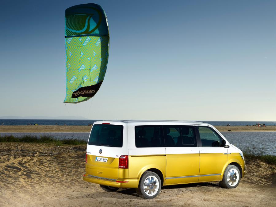 Volkswagen Multivan Bulli 70 Anniversary 2017 года  (фото 3 из 8)